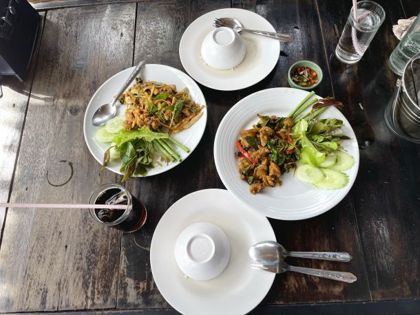 Restaurant Ahaan Nam Naam, Essen am Wasser
