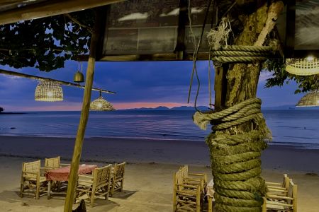 Reua Thong Bar & Restaurant