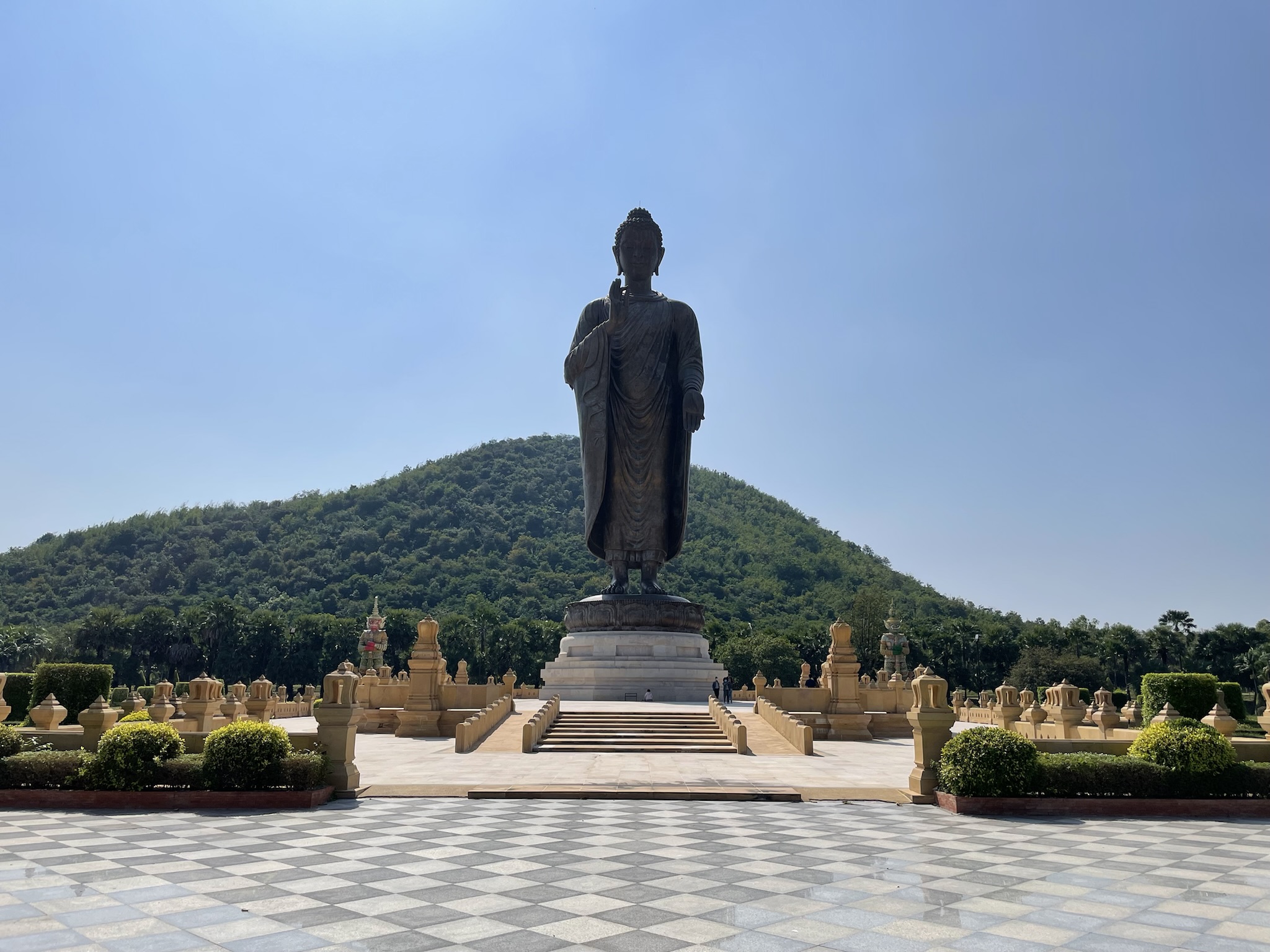 Phra Ohuttha Metta Pracha Thai Trailokanat Die beeindruckende Statue