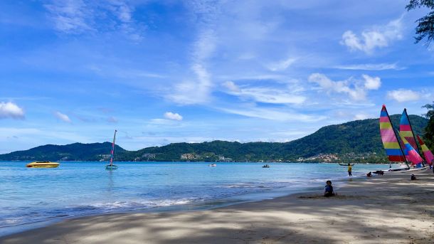 Trükisblaues Wasser am Patong Beach