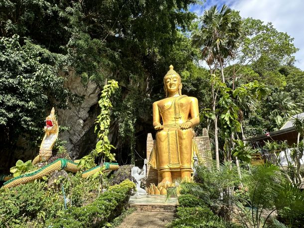 Wat Tham Khao Prathun