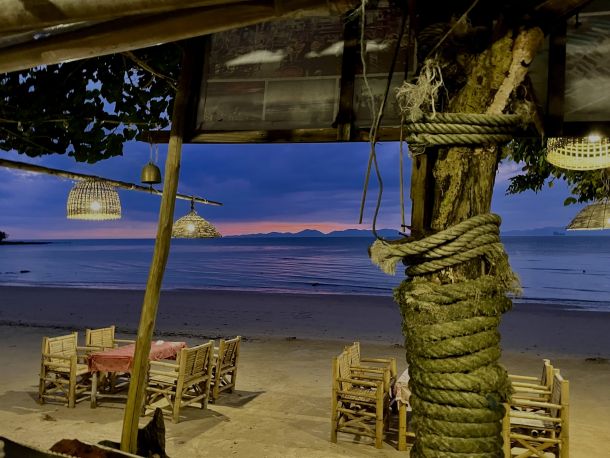 Reua Thong Bar & Restaurant