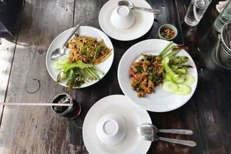 Restaurant Ahaan Nam Naam, Essen am Wasser