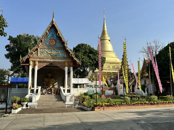 Wat Kaew Don Tao Suchadaram