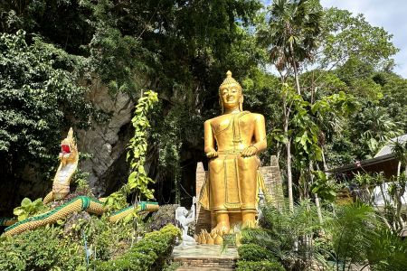 Wat Tham Khao Prathun
